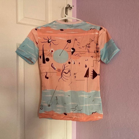 sheer medium sized top with graphic design - Picture 3 of 4